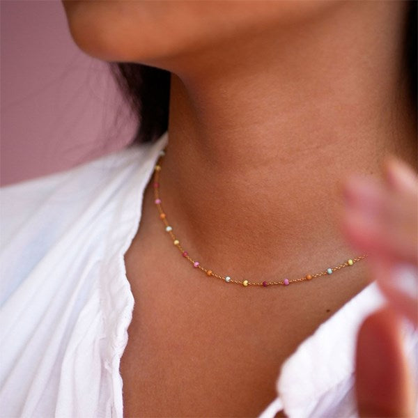 Enamel Lola Rainbow halskæde i forgyldt messing, båret af model