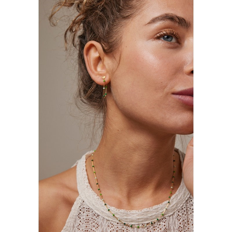 Enamel Lola Spring halskæde i forgyldt messing med grønne emaljeperler, set fra siden