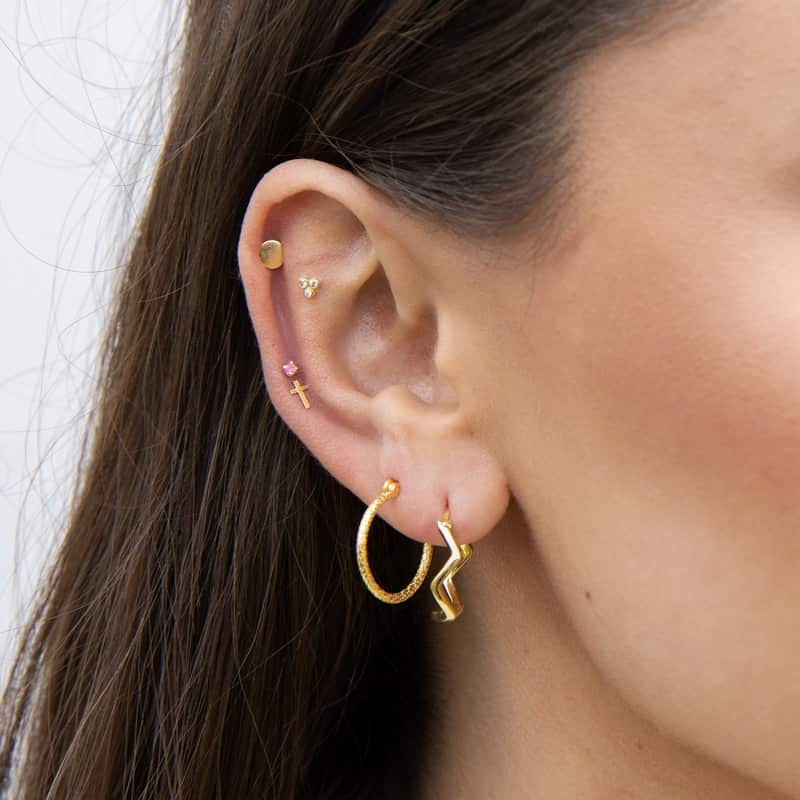Nordahl Andersen labret-piercing med kors i 14 kt. guld – set fra siden