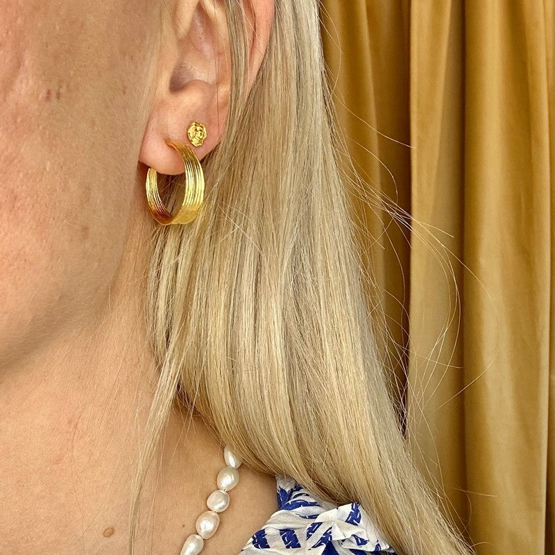 Pico Copenhagen Olive Petit hoops i forgyldt messing, set fra siden