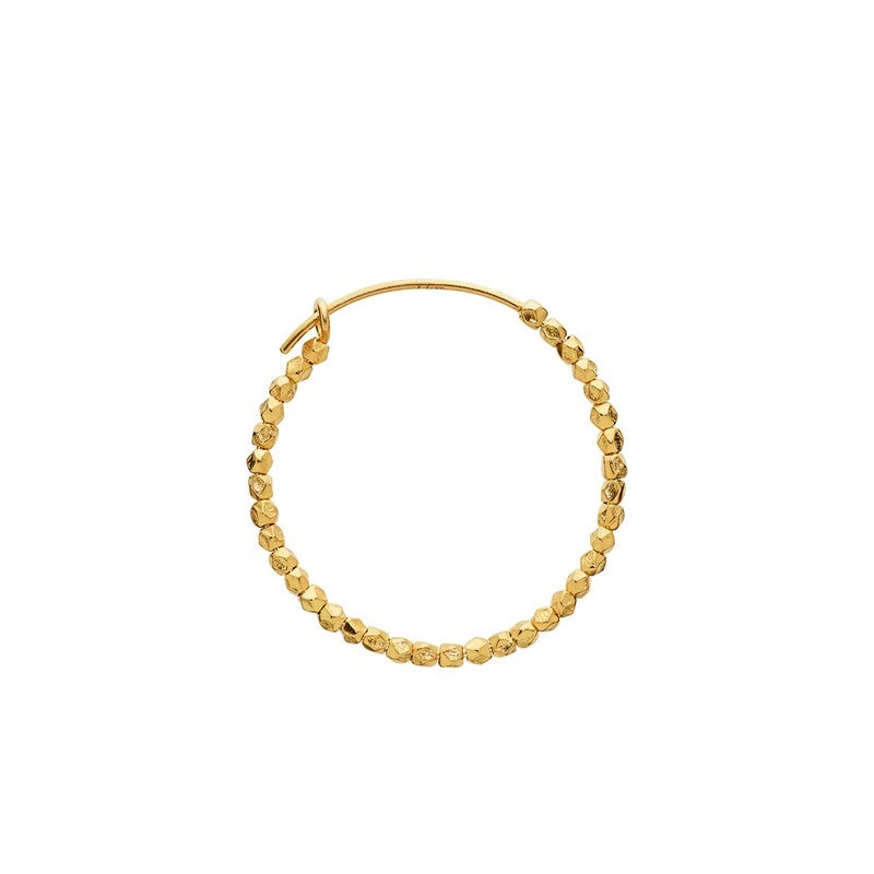 Jane Kønig Small Bead Creole øreringe i forgyldt sølv med rustikke perler på klassisk creol, 28 mm
