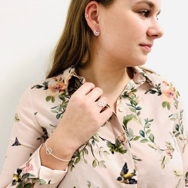 Pernille Corydon Daylight armbånd i sølv med grafisk mønster, set fra siden