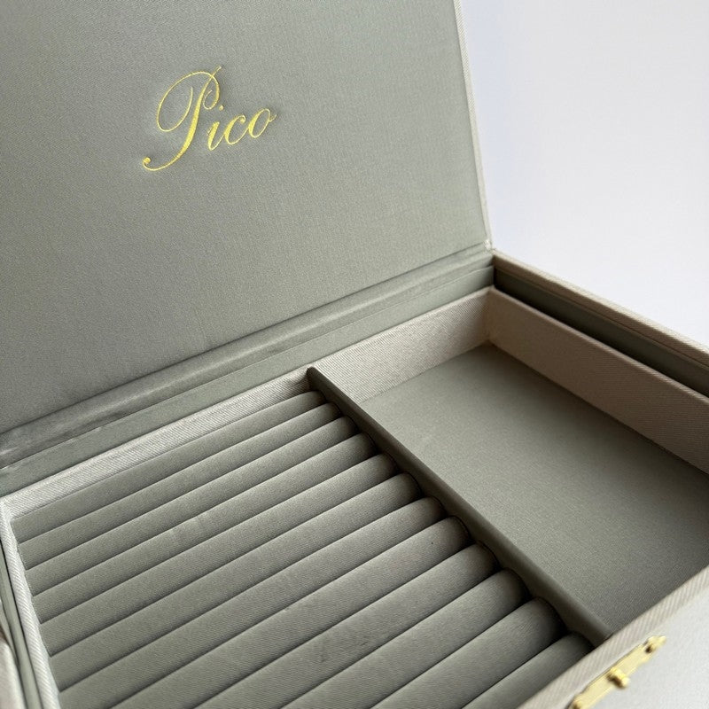 Pico Copenhagen smykkeskrin i Ash Grey tekstil – set fra siden