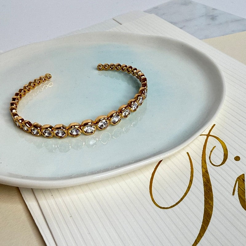 Pico Copenhagen Elva krystalarmring i forgyldt messing med klare krystaller, set fra siden