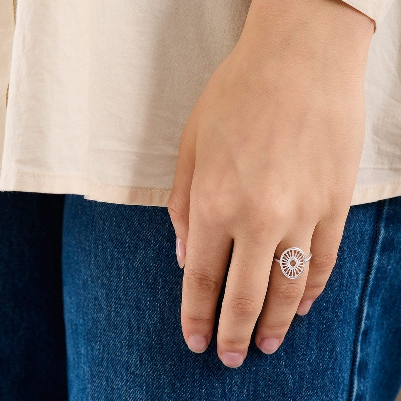 Pernille Corydon Small Daylight ring i sølv med stråleinspireret design, set fra siden