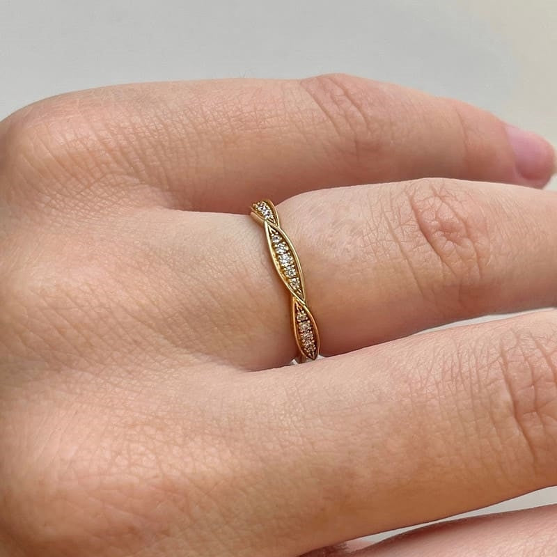 Nuran Lilja leaf guldring i 14 karat med tre snoninger og brillanter, set fra siden