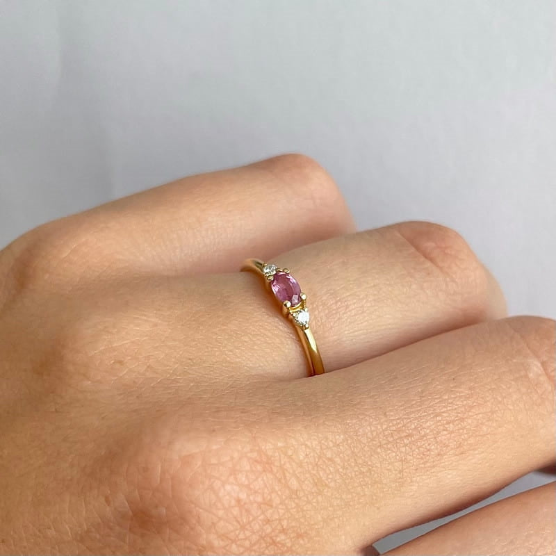 Nuran ring i 14 karat guld med oval pink safir og diamanter – set fra siden