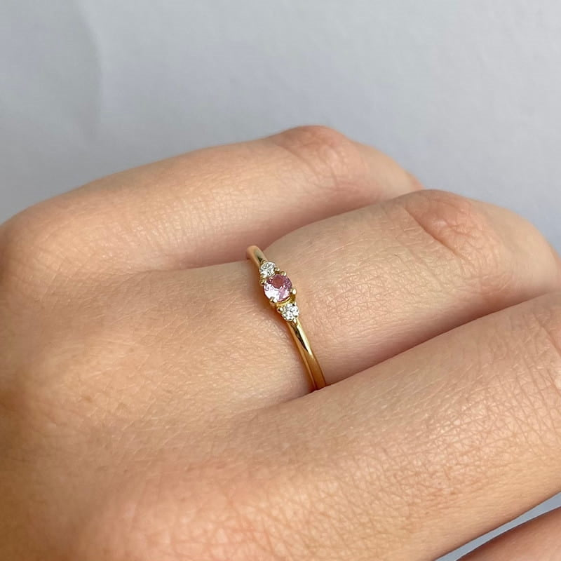 Nuran Petit ring i 14 karat guld med pink safir og diamanter, set fra siden