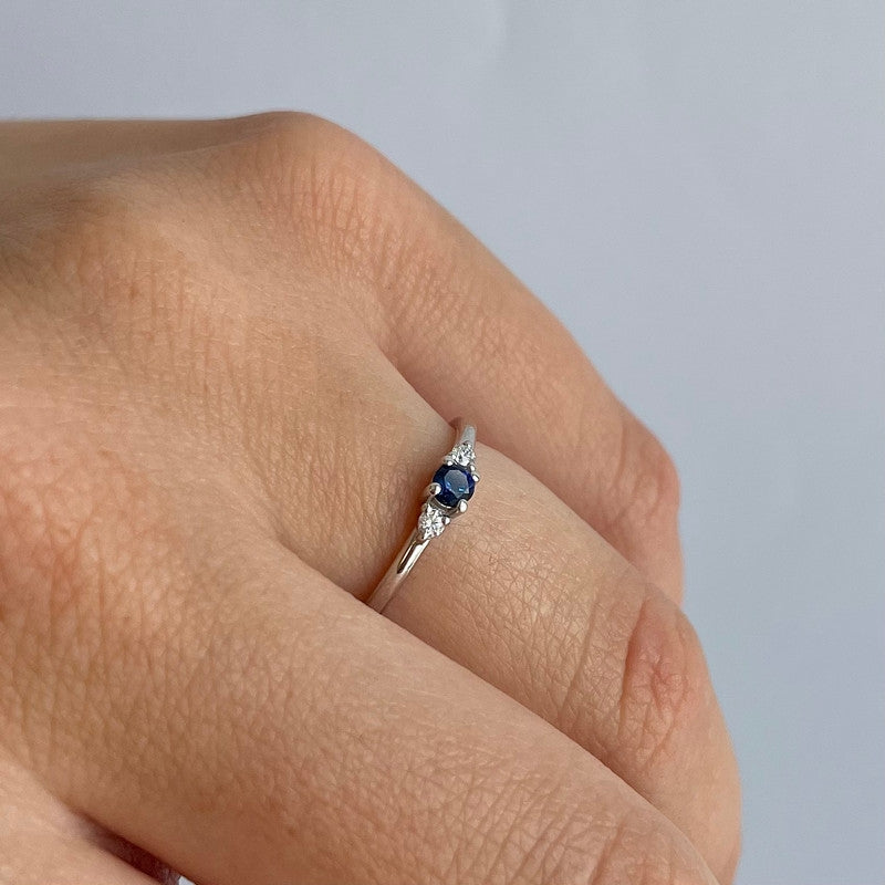 Nuran Petit ring i 14 kt. hvidguld med blå safir og diamanter – set fra siden