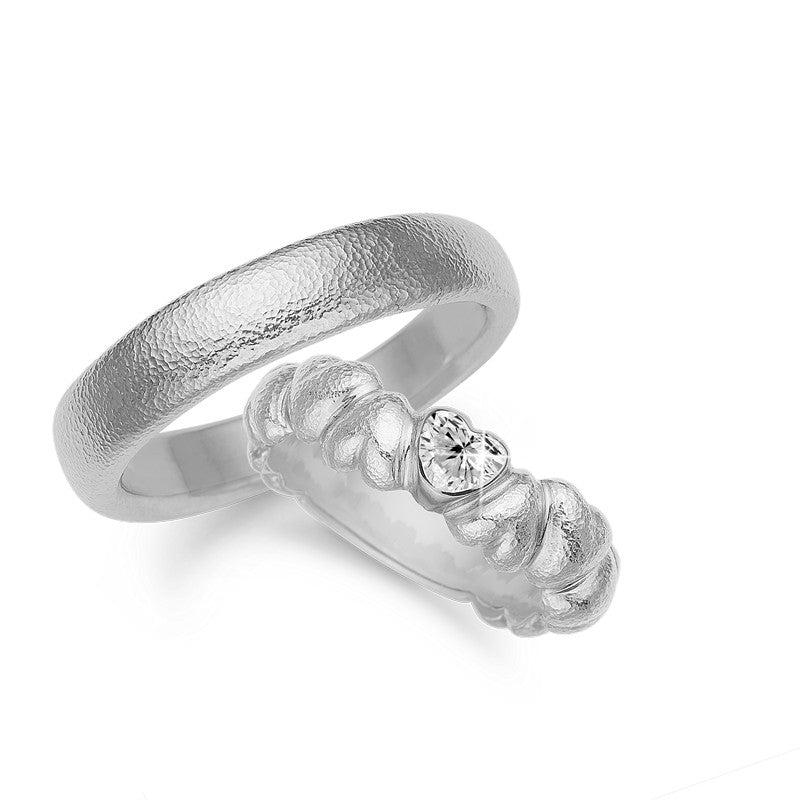 Aagaard vielsesringe i 14 karat hvidguld med hjertemotiv og 0,20 ct lab grown diamant
