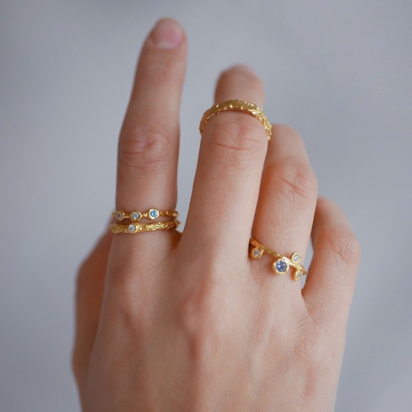Enamel Copenhagen Gaia ring i forgyldt sølv med bankede overflade, set fra siden