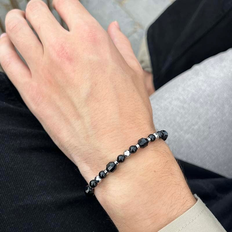 Rico's herrearmbånd i rustfrit stål med sorte agat-perler – set fra siden