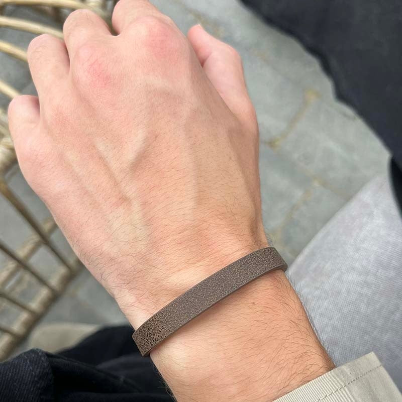 Rico's læderarmbånd til mænd i brun læder med sort stål – nærbillede af lås