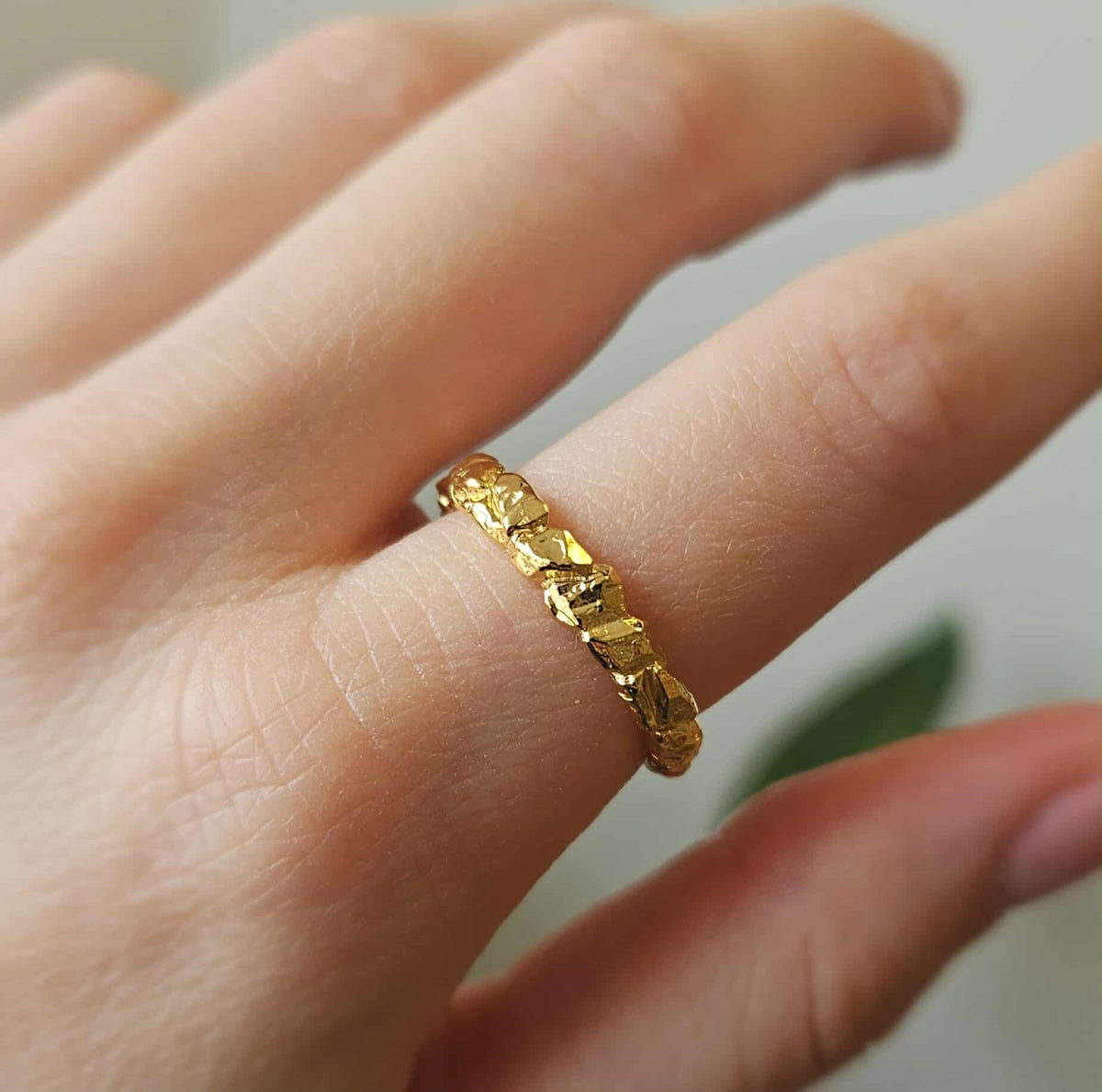 Studio Z Element ring i forgyldt 925 sølv med rå, struktureret overflade – nærbillede af detalje