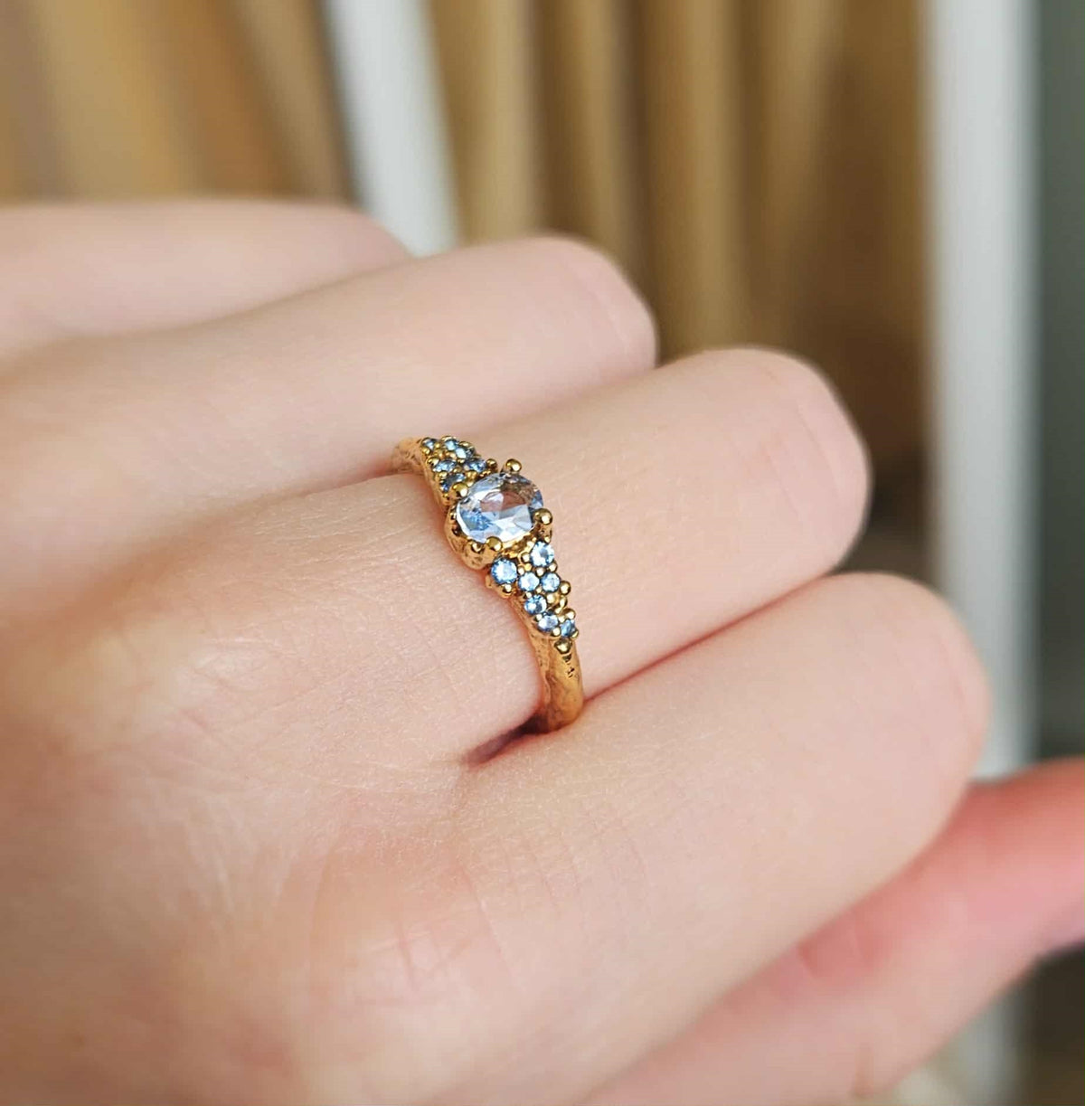 Studio Z Fragments ring i forgyldt sølv med blå zirkonia, set fra siden