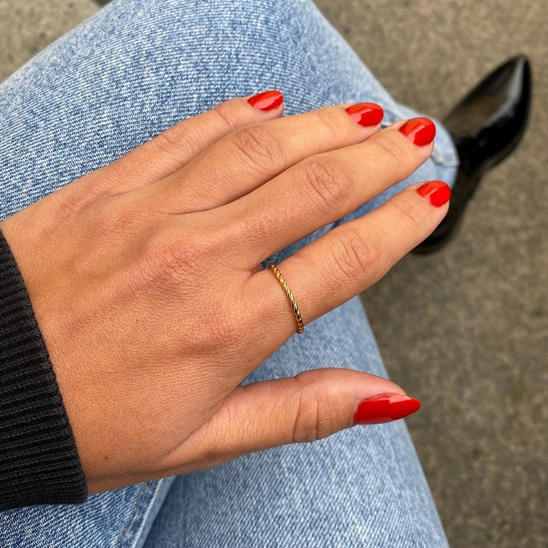 MerlePerle Saga ring i forgyldt sølv med snoet detalje – nærbillede af detalje