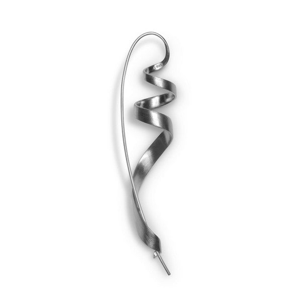 Jane Kønig Ringlet ørering i mat sølv med snoet design, set fra siden