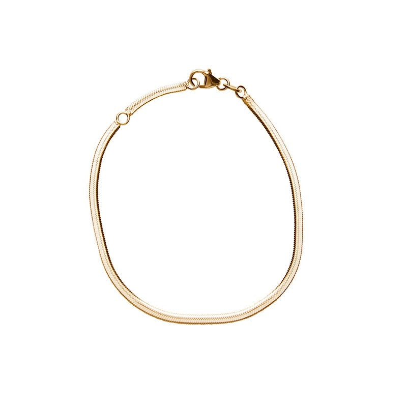Pico Copenhagen Rylee armbånd i 24 karat forgyldt sølv med fladt slangekæde design og justerbar længde