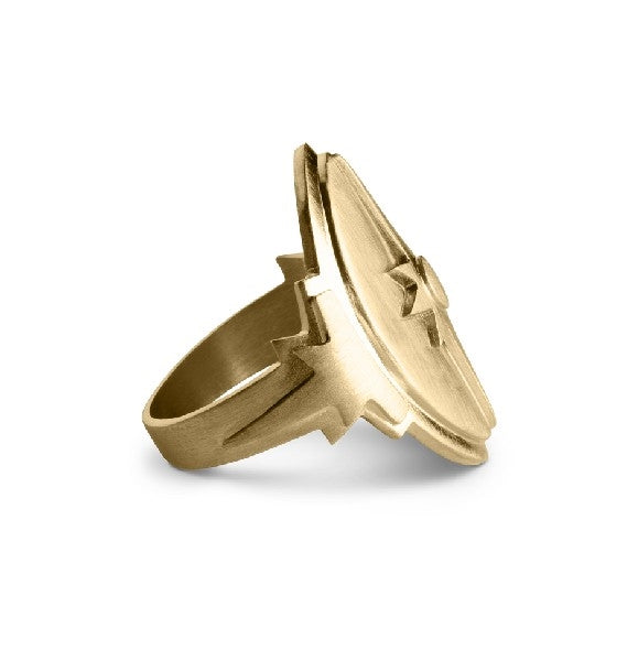 Jane Kønig Shield ring i forgyldt sølv, set fra siden