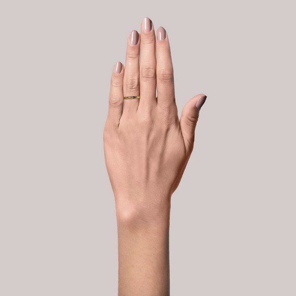 Jane Kønig Small Impression ring i blank sølv med rombe-mønstret overflade – nærbillede af detalje