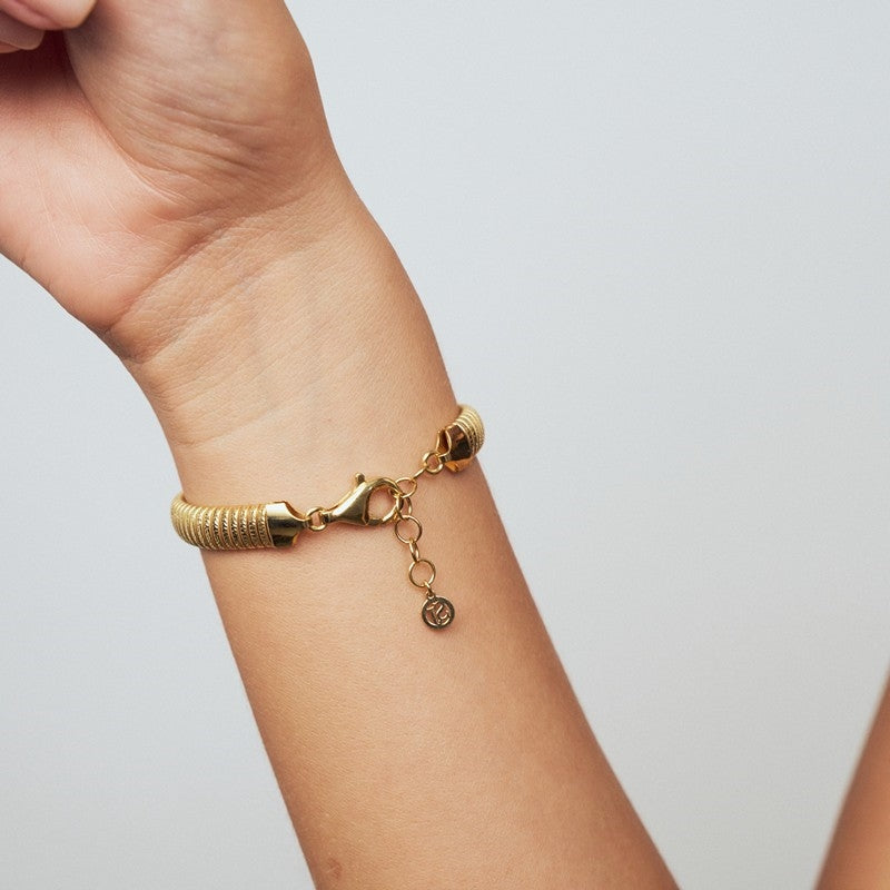 Sif Jakobs Jewellery Riva armbånd i forgyldt sølv – set fra siden