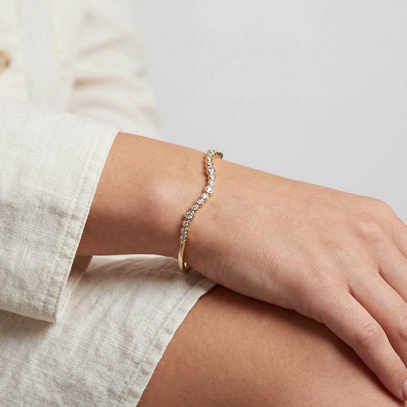 Sif Jakobs Jewellery Sardinien Wave bangle i forgyldt sølv med zirkonia – set fra siden
