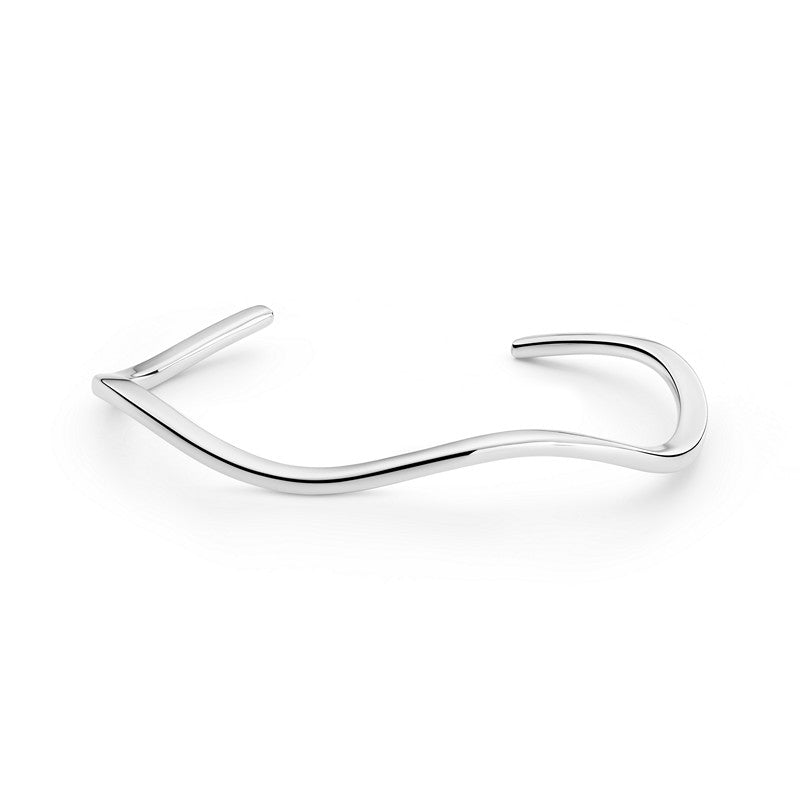 Sif Jakobs Jewellery bangle i 925 sterlingsølv med bølgende, minimalistisk design og poleret rhodineret overflade