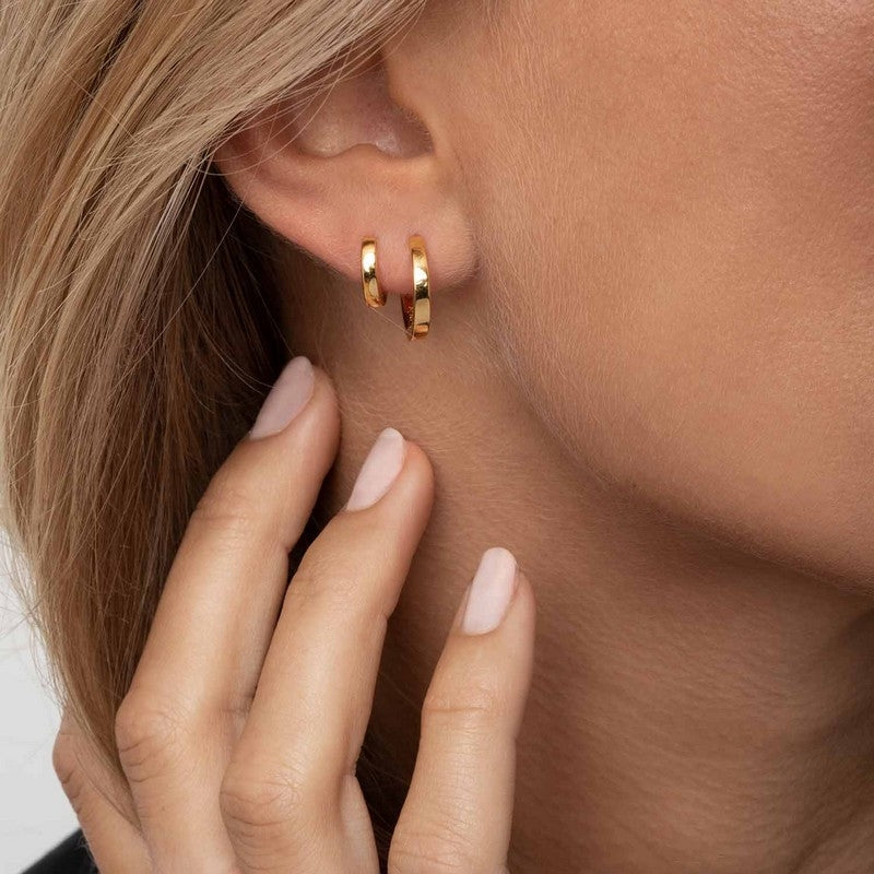 Sif Jakobs Jewellery Ellera Pianura Piccolo creoler i forgyldt sølv – set fra siden
