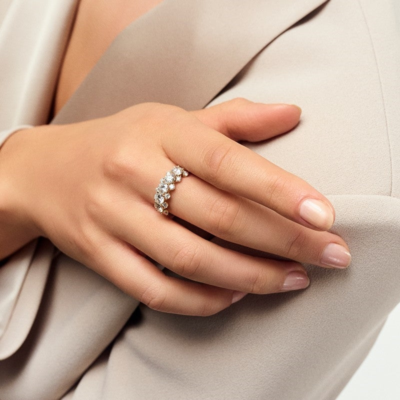 Sif Jakobs Jewellery Fior diamantring i 14 karat guld med lab-grown diamanter – set fra siden