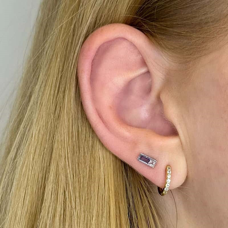 ByBirch Sally øreringe i forgyldt sølv med lilla og pink safir – set fra siden
