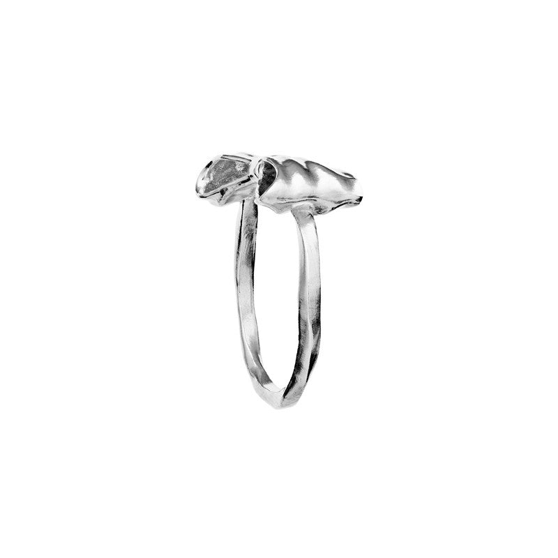 Maanesten Satin ring i sterlingsølv med sløjfe, set fra siden