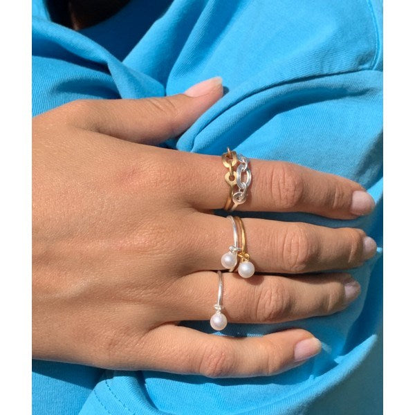 Jane Kønig ROW Chain ring i forgyldt sølv med kædedetaljer, set fra siden