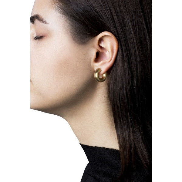 Jane Kønig Small Chunky Hoops i mat forgyldt sølv, set fra siden