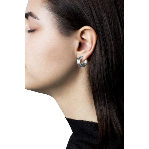 Jane Kønig Small Chunky Hoops i mat sølv – nærbillede af detalje