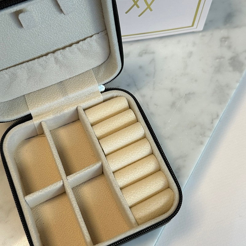 Sort smykkeskrin i kompakt design med lynlås – set fra siden