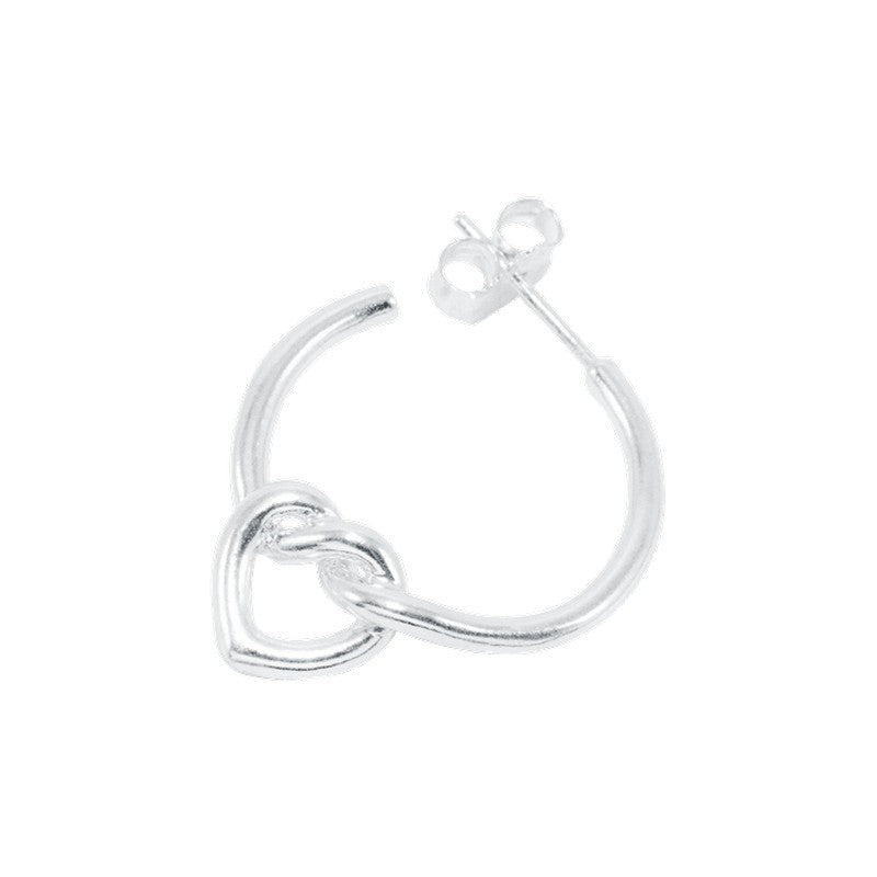 Jane Kønig Tied Heart Hoop øreringe i sterlingsølv, set fra siden