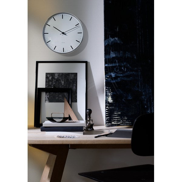 Arne Jacobsen City Hall vægur med hvid skive og minimalistisk design, set fra siden