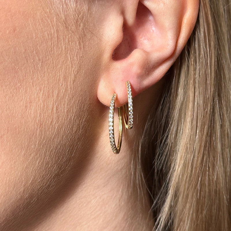 MerlePerle Tina creoler i forgyldt sølv med zirkonia, 20 mm – set fra siden