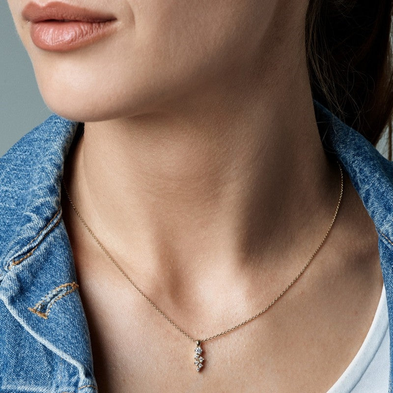 Nuran Twinkle diamantvedhæng i 14 kt. guld med seks diamanter – set fra siden