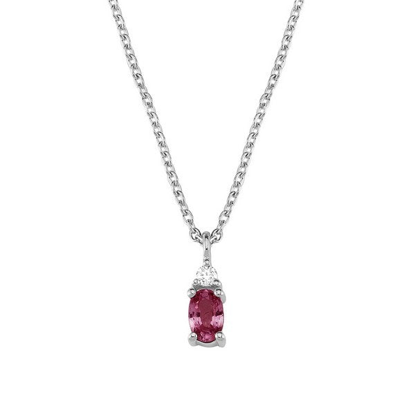 Nuran Petit oval vedhæng i 14 karat hvidguld med oval rubin og diamant på 0,025 ct.
