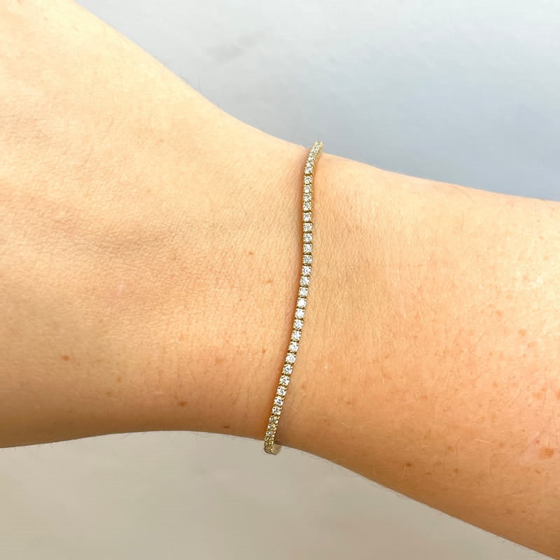 Nuran tennisarmbånd i 14 karat guld med diamanter – set fra siden