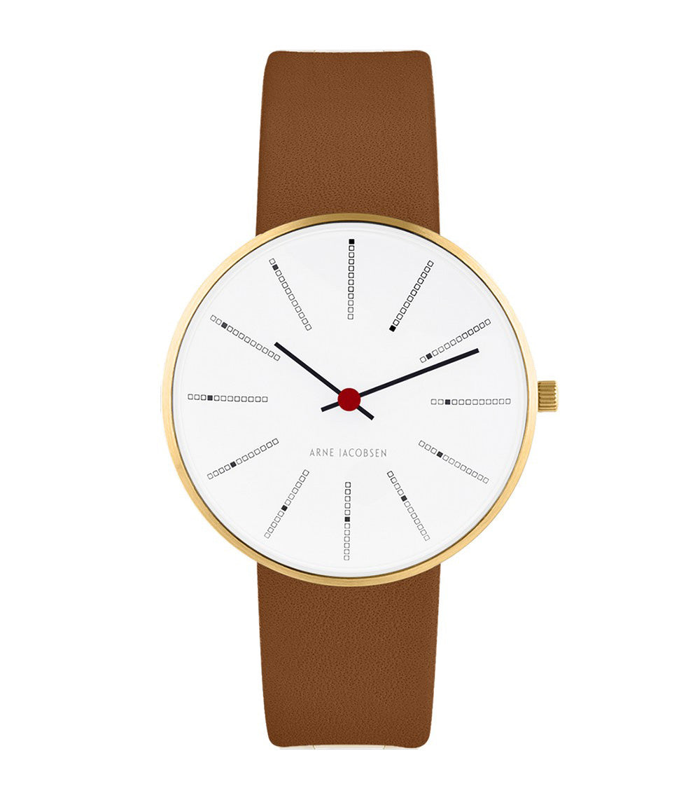 Arne Jacobsen Bankers armbåndsur Ø34 mm med hvid skive, børstet guldring og brun pampas-læderrem, set forfra
