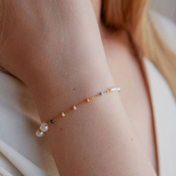 Enamel Copenhagen Lola Perla armbånd i forgyldt sølv med ferskvandsperler – set fra siden