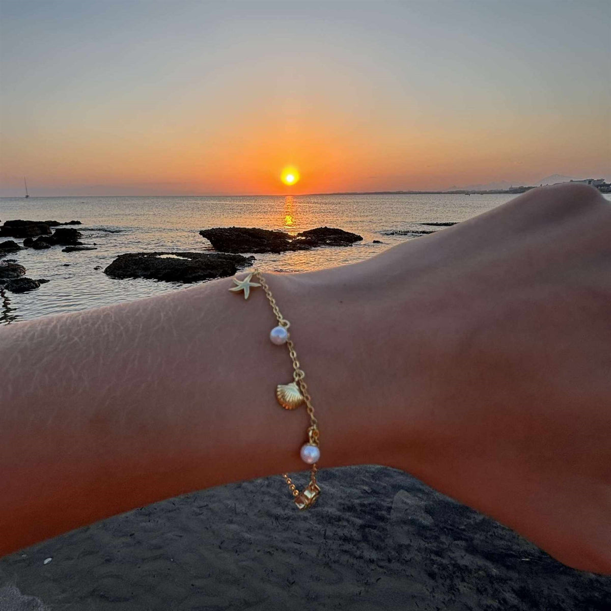 MerlePerle Shelly armbånd i forgyldt sølv med perler og havmotiver – set fra siden