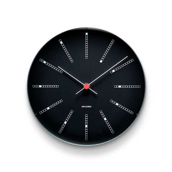 Arne Jacobsen Bankers vægur i klassisk dansk design med kvadratiske timemarkeringer og rød sekundprik