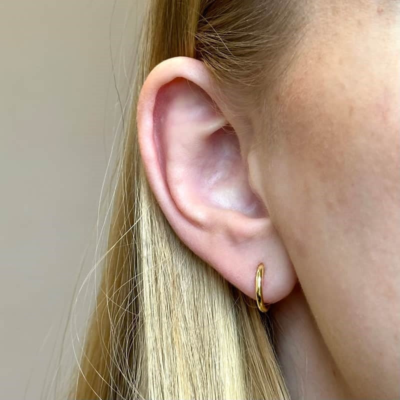 MerlePerle basis creoler i 18 karat forgyldt sølv, 12,5 mm – nærbillede af detalje