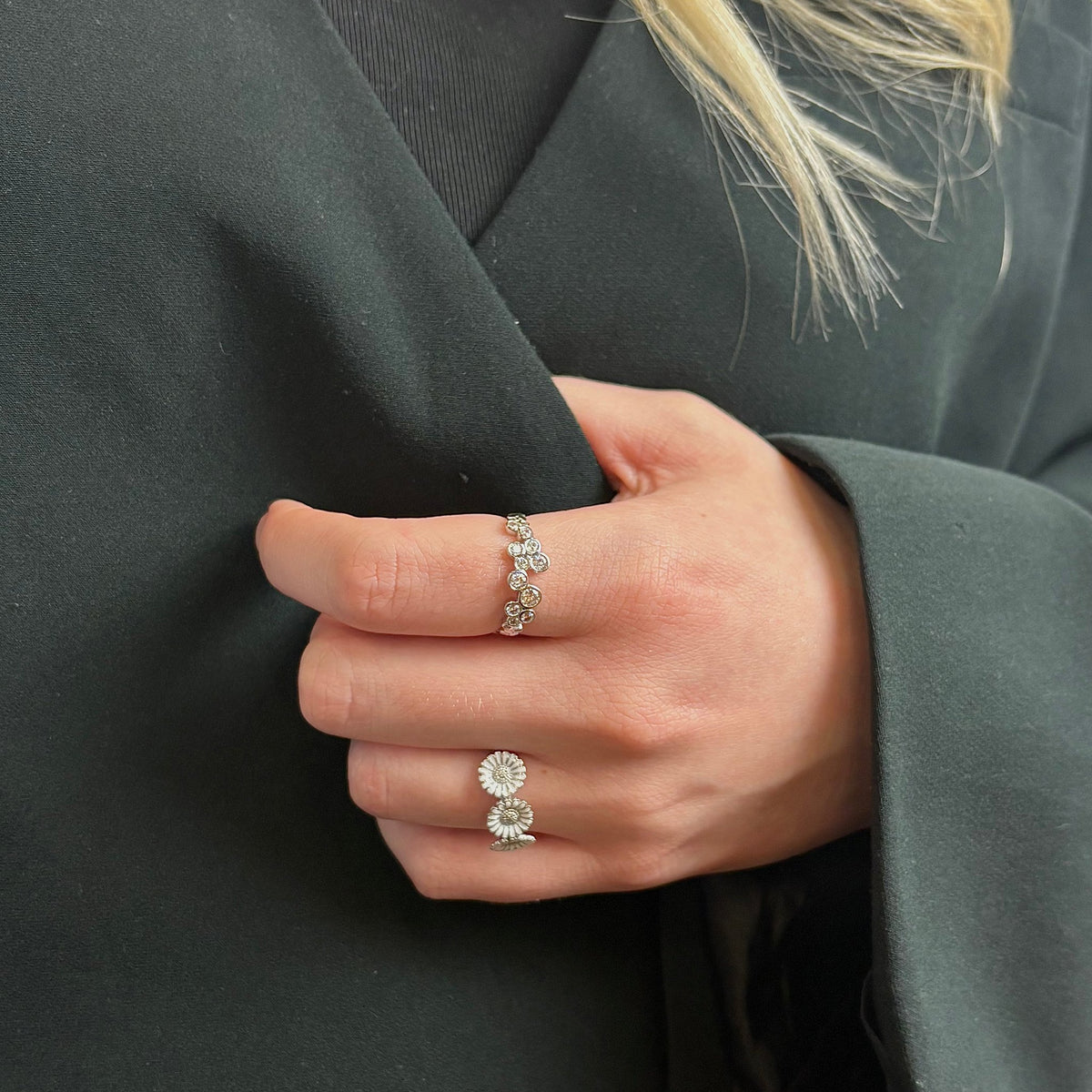 Christina Bubbles ring i sølv med zirkonia båret på model