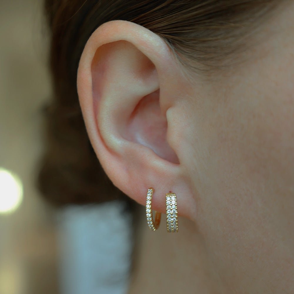 Christina Charmed Hoops øreringe i forgyldt sølv med zirkonia 13 mm båret på model