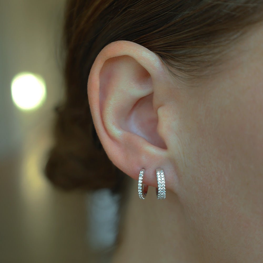 Christina Charmed Hoops øreringe i sølv med zirkonia 13 mm båret på model