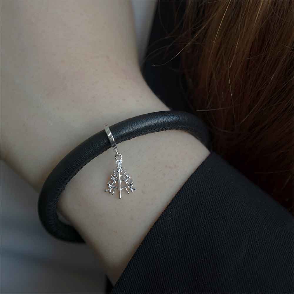 Christina Christmas Tree charm i sølv med zirkonia til læderarmbånd båret på model
